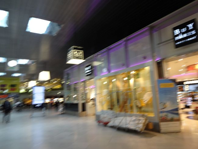 空港内をうろうろ。<br />なんせ、乗継時間が3時間もあります。