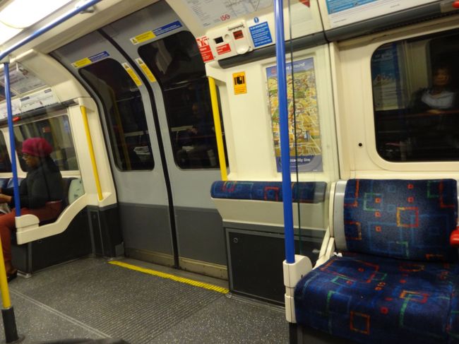 ロンドンヒースロー空港からは地下鉄ピカデリーラインでホテルまで☆