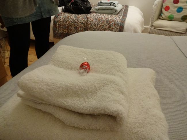 ホテルにつきました！<br />今回のホテルはRodes Avenue B&amp;B <br />予約したのは直前でしたが、たまたまメールで問い合わせてみたところ、空き室があるということで即決！<br />ロンドンの中心部分からは地下鉄で15分ほどですが、家みたいでとーっても過ごしやすいです☆