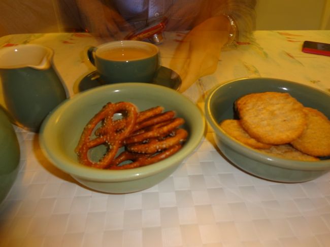 ホストファザーのエリが、旅路の疲れをいやすお菓子をふるまってくれました☆