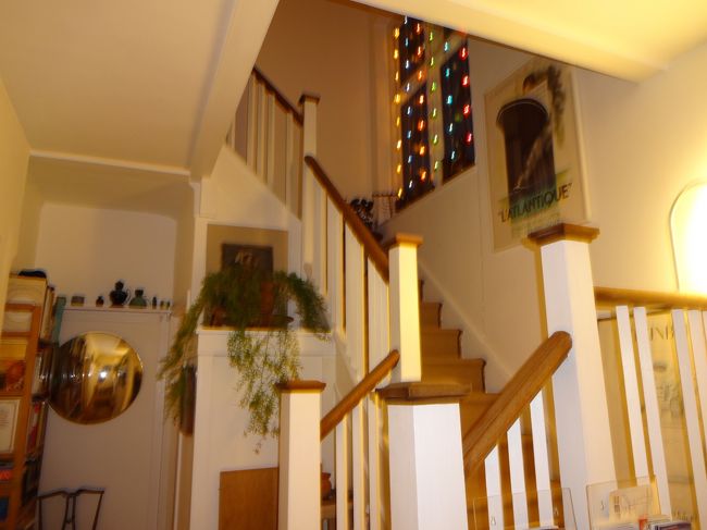 玄関から2階への階段。おしゃれ！