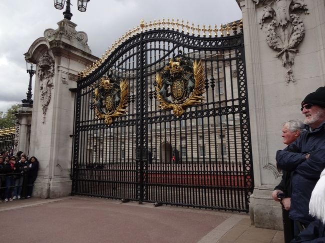 バッキンガム宮殿は、衛兵交代があるため人がどんどん集まってきます。