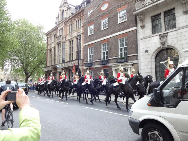 少し歩くと馬にのった兵隊さんたちとすれ違い☆