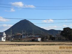 朝湖畔で見えていた近江富士の横を走る