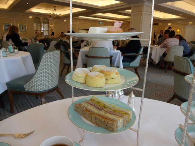 アフタヌーンティ。一人あたり４５ポンドくらいだったかな・・？<br />