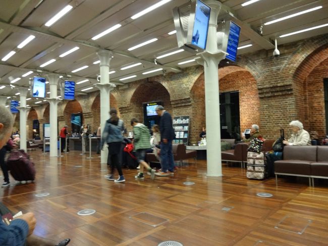 ユーロスターでぶるーじゅへ。切符は日本からＨＰで購入済です。