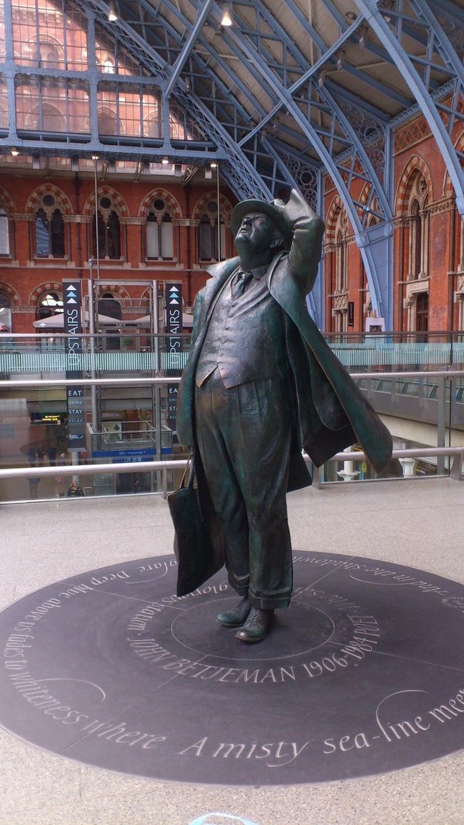 セントパンクラスステーションの銅像