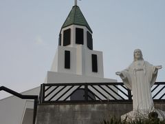 土井の浦教会、明治時代に設立、その後大曽教会が煉瓦造りに建て替えられる時木造の建物をかいとって利用したとのことで外見はシンプルな感じだが内部は重厚。港を見下ろすように建てられていて駐車場からの階段を上がると風の聖母、キリスト像、カリスト記念館がありました。