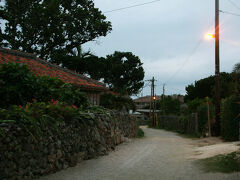 沖縄の伝統的な赤瓦屋根の並ぶ町並み、どこからともなく掃除をするほうきの動く音が聞こえてきます。