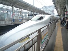 在来特急から岡山で新幹線に乗り継ぎます。
久々の新幹線に喜ぶすず丸。
新幹線で幕の内弁当を買って、すず母と分けると、すず丸は半分をペロリ。