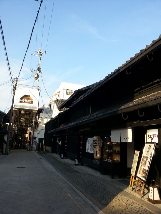 下御門商店街を抜けるとうなぎで有名な江戸川があります<br />