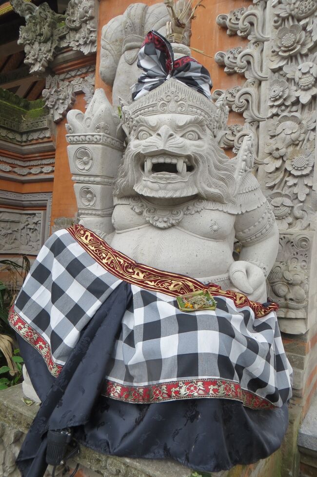 バリ島神仏像 インドネシア バリ島寺院の伝統的な古代バリ ヒンドゥー教の像