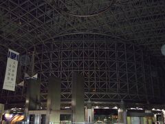 旅はここから、金沢駅。まだ日が明けていないので暗いです。