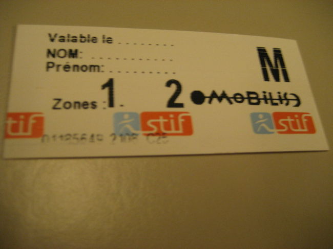 コレが１日券の　モビリス　です<br /><br />大きさは日本の切符と同じ<br /><br />使い方は日本と同じで毎回改札機に通すだけ（＾＾）
