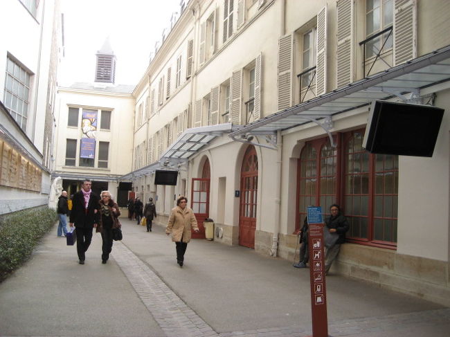 アントワープで教会を堪能した私<br /><br />もう教会はエエかぁ〜って思いながらもとりあえず行った<br /><br />　　奇跡のメダル教会<br /><br />ちょっと分かりにくい場所だし、大通りから見ると教会らしくないから見逃してしまいそうでした<br /><br /><br />ココでは、お目当てのメダルを買っただけで教会の中には入らず・・・・<br /><br />でも<br />帰国して調べてみるとココは入ってみるべき教会だったですぅ〜<br /><br />(>ﾍ<　)(　>ﾍ<)私のﾊﾞｶﾊﾞｶﾊﾞｶぁぁぁぁ〜〜〜〜