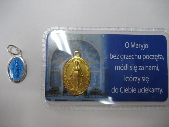 昔むかし・・・・<br /><br />あるシスターがマリア様の夢を見ました<br />夢の中でマリア様はこんなメダルを作りなさいと言われました<br /><br />で<br />シスターはマリア様のお告げに従ってメダルを作ります<br /><br />その後、パリではコレラが蔓延しましたが、このメダルをもっている人は救われた・・・・・ﾄｶ<br />現在もこのメダルを求めて人が来る・・・・ﾗｼｲ<br /><br />そして<br />そのマリア様の夢を見たシスターの遺体は不思議な事に腐る事なる今現在も教会の中に安置されています<br /><br /><br /><br />確かに<br />値段は破格値的な安さ！！<br />私も自分用とお土産用に購入<br /><br />