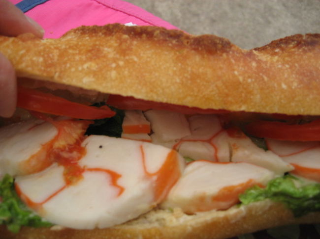 が（−−；）<br />私の期待を大きく裏切り中は　かまぼこ型のカニカマでしたぁぁぁ〜（＞＜）<br /><br />たしか４ユーロ（５８０円）<br /><br /><br />近くにあったスーパーで飲み物を買ってその辺の公園でとりあえずパクパク・・・