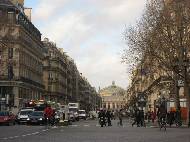 ルーブル美術館からテクテク歩いて・・・<br /><br />次の目的地は正面に見える<br /><br />オペラ・ガルニエ<br /><br />