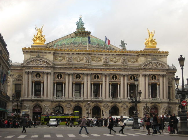 オペラ座って<br />ステキ☆<br /><br />ここから地下鉄に乗りたかったけど乗り場を探すのにちょっと迷っちゃった・・・<br /><br />でも無事に地下鉄に乗車