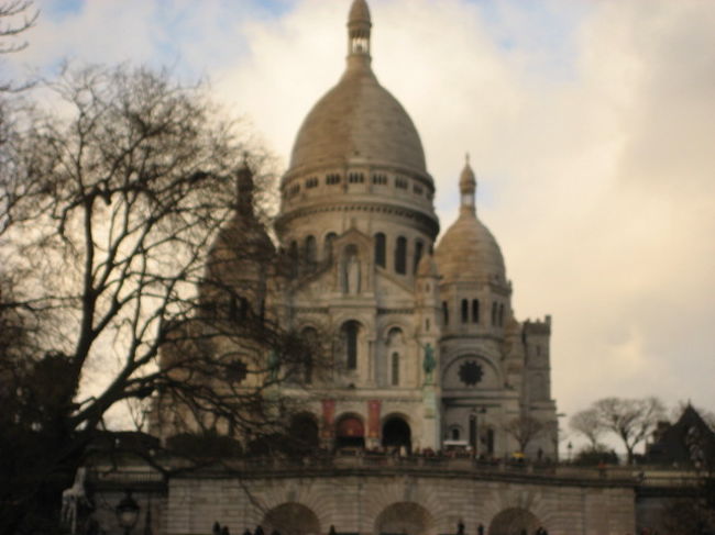 で最後の目的地<br /><br />サクレ・クール寺院<br /><br />ココに行くまでは結構な上り坂<br /><br />疲れてる私はココも遠くから見るだけで終了<br />小雨が降ってきたけどすぐに止みました（＾＾）<br /><br />