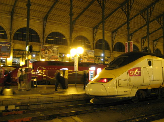 帰りの列車までに時間があったからスーパーで買い物をしてそれから駅へ・・・<br /><br /><br />パリの北駅ってとっても大きいからタリスの乗り場が分からなくてウロウロしちゃいましたぁ〜（＞＜）<br /><br />でも無事にホーム発見！！<br /><br />タリスの他にも色んな国際列車が発着してますぅ〜<br /><br />