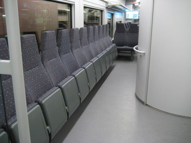 パリからブリュッセルの南駅に到着<br /><br />南駅から中央駅に戻るのに乗った列車<br /><br /><br />この車両は自転車や車椅子が乗れるようにした専用車両