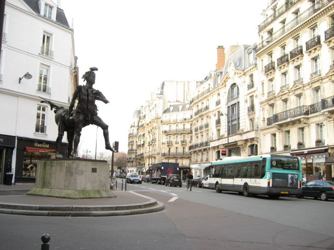 地下鉄から出てきた最初に見た私のパリの風景
