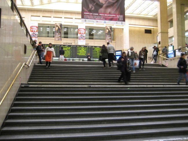 ９：２１AM発　今日も中央駅で切符を買っておでかけ<br /><br />今日は「天井のない美術館」　といわれるくらいきれいな街の<br /><br /><br />ブルージュ<br /><br /><br />ブルージュまで往復　１４.８ユーロ（約２１５０円）<br />週末の為通常の半額の金額