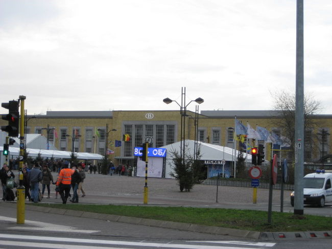 ブルージュの駅<br /><br />ブルージュの駅から歩く人も多いけど私は中心地までバスで行こうと駅の右手のバスステーションへ<br /><br /><br />でチケットを買おうとしたけど私の言い方が悪いのか（−〜−）<br />結局切符売ってるオジさんがタダで切符くれましたぁー