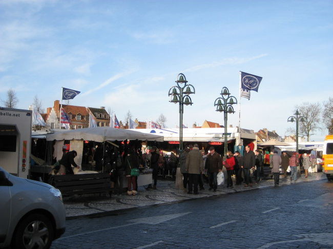 バスに乗った私<br /><br />でもどこで降りたらイイか分からず（−−）<br /><br />で<br />結局人が一杯降りた所で私も下りました<br /><br />ココは中央から少し離れていたんだけど、こんな売店が一杯あったりお店があったりして結構楽しい♪