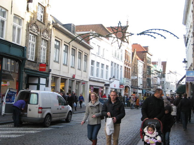 ブルージュの中心まで行く途中<br />両方にお店が並んでてお買い物も楽しい