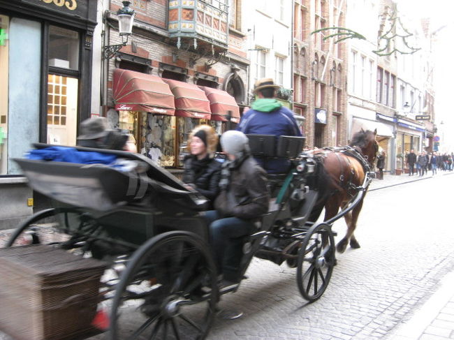 観光用に馬車が走ってます<br /><br />パカパカっていう音がイイﾈ☆