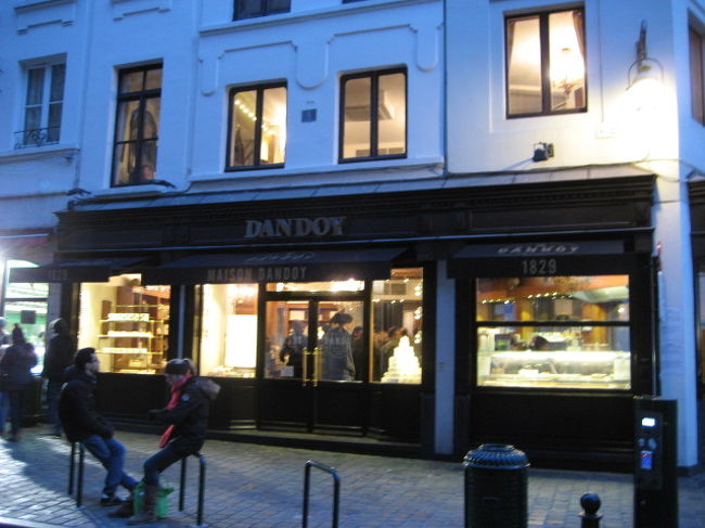 ブリュージュからお昼過ぎにブリュッセルに帰ってきました<br />ホテルで少し休んでからお買い物にお出かけ♪<br /><br /><br />お買い物をした後は<br />ベルギーワッフルで有名な　ダンドア　へ<br /><br /><br />いつも人で一杯です