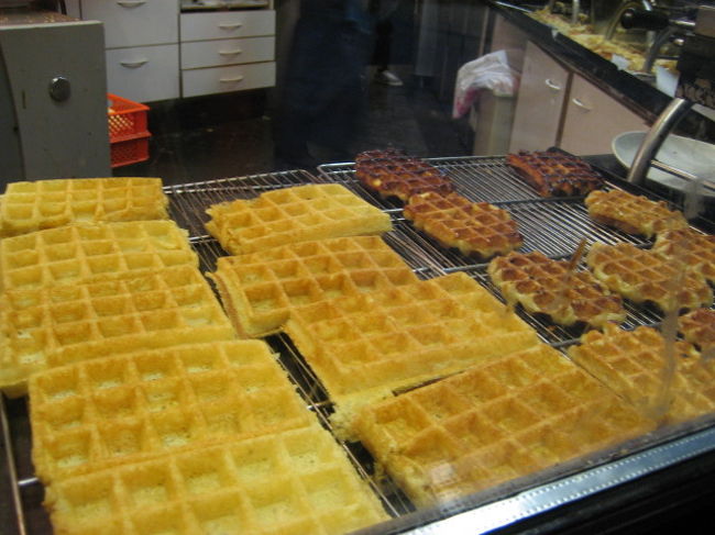 ワッフルは２種類<br /><br />リエージュ風（手前）とブリュッセル風（奥）