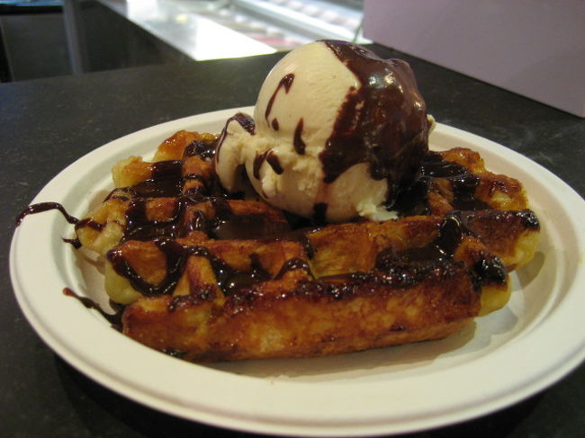 私がオーダーしたのはアイスクリームにチョコレートのソース掛け<br /><br />アマアマのウマウマ（*＾▽＾*）