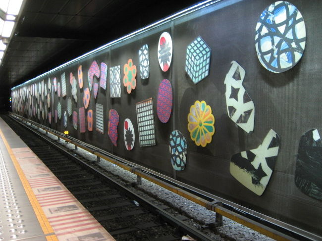 ２０１４年１月５日<br /><br />今日はブリュッセルの街を探索<br /><br /><br />地下鉄に乗りましょう♪<br /><br /><br />地下鉄乗り場<br />チョコレートの飾り<br /><br />ベルギーらしいﾈ