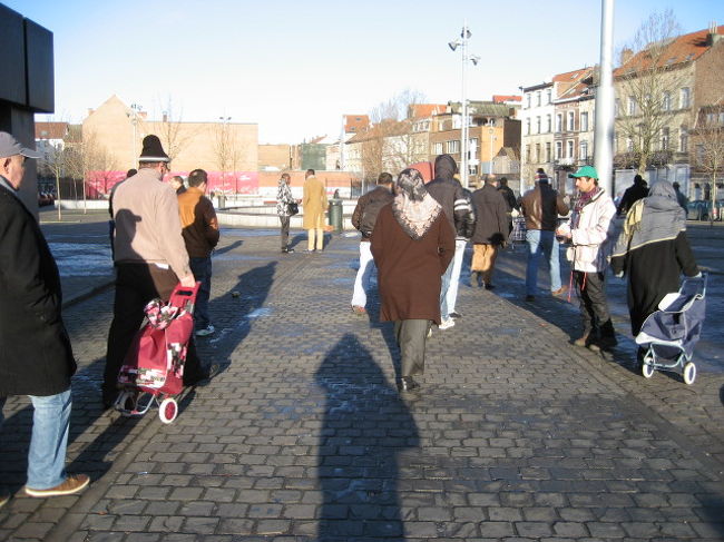 行き先は　→　Clemenceau<br /><br />この駅で降りた人の行きたい場所は皆同じマルシェの　アバトワール<br /><br /><br />みんなこんなガラガラ持ってお買い物