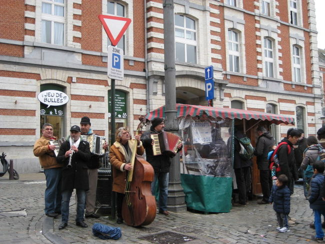 骨董市の片隅でやってた生演奏<br />その隣の屋台ではエスカルゴのスープ売ってました