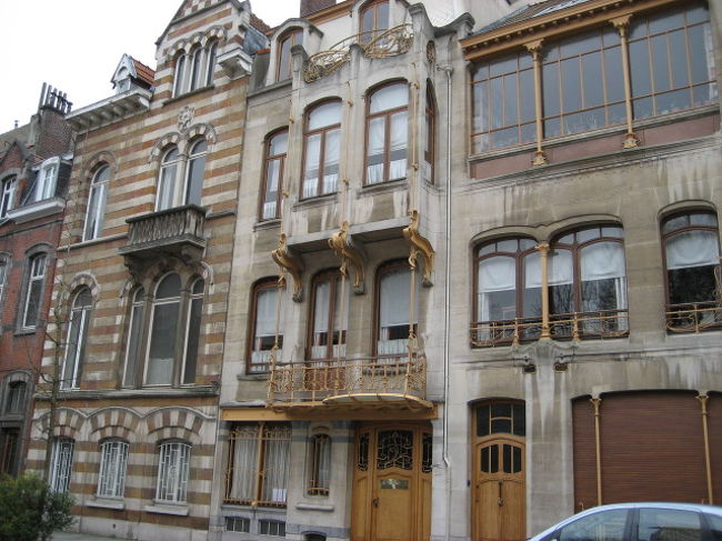 そのあとはアールヌーボな建物を見学<br /><br /><br />ここはアールヌーボの巨匠の家<br />今は美術館になってるみたいです