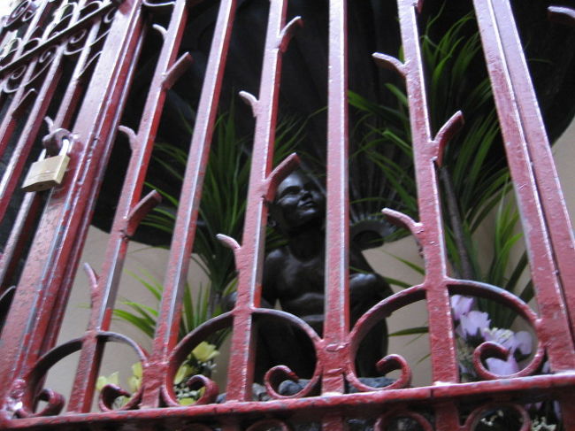 で<br />このイロ・サクレの外れにある<br /><br />　小便少女<br /><br />なんか（−−）<br />イタイタしい・・・<br /><br /><br /><br />その後はホテルに帰って帰国の準備です（＾＾：）