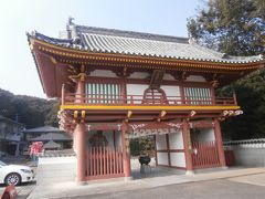 県道１２号線沿いを１キロ歩くと、２番札所・極楽寺の山門が見えてきます。