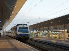 結局、昨夜は街歩きとザッハトルテを食べたりでホテルに着いたのが23時頃でしたが、眠い目を擦りながら朝6時半にホテルを出発してブダペストへ向かいます。

まずは、ホテルから歩いて徒歩5分ほどのプラターシュテルン駅からS-Bhanに乗ってウィーンマイドリング駅へ。

今回の旅行では列車のチケットを現地でその都度購入するか、パスを購入するかで悩みましたが、移動回数が多く絶対に元が取れることが分かったのでユーレイルパスを購入しました。両親は絶対にペアで移動するのでセーバーチケット、私は別行動でグラーツ、センメリングにも行くため通常チケットを利用しました。