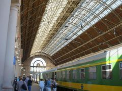 ブダペスト西駅(Budapest Nyugati pályaudvar)に着いて構内にある両替所でユーロからハンガリーの通貨フォリントに両替してから街に出ることに。レートは少し悪かった。