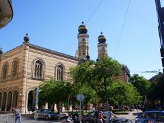 早速、地下鉄に乗って私は観光に、両親は楽譜を買いに楽譜屋さんへ。どうやら母親は観光より楽譜の方が優先順位が高いようです。

見ず知らずの土地で英語で流暢にコミュニケーションが出来ない両親を放っておくわけにはいかないので楽譜屋さんの近くまで一緒に行くことに。

全く違う方向に歩いてしまいましたが、見る予定の無かったシナゴークまで来てしまいましたが外観だけでも見られたのでラッキー。

だいたい、近くまで送り届けたので私は聖イシュトバーン大聖堂へ向かいます。