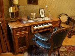 リスト・フェレンツ記念博物館は大通りから少々入った路地にあり、路地自体がそれほど栄えていないので、本当にここにあるの？といった雰囲気でした（外観の写真を撮るのを忘れてしまった。。）。

