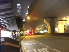 Ａ１１のバスで３個目の停留所（信徳中心前）で下車。
トンネルを抜けて最初の停留所なのでわかりやすいです。
イビス 香港 セントラル アンド シェンワン まで歩きます。普通に歩いて５分くらい。