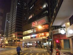 IBIS HONG KONG CENTRAL AND SHEUNG WAN
中環からは少し遠いですが、Ａ１１のバス停から５分くらい。
エアポートエクスプレス香港駅からは無料のシャトルバスもあります。
今回のように、トランジットで宿泊費を安く上げたいときは良いかも。