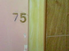 ベイルートから移動して泊まったホテルはボーイがカギを差し込み開けようとするとドアノブ自体が取れましたが、「ノープロブレム」と言って、またくっつけてそのままでした。ちなみに部屋番号はマジックで書いて直してました。