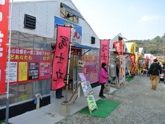 10:30
岐志漁港の牡蠣小屋に到着

ビニールハウスの小屋が９軒並んでおり、どの店に入ろうか迷います。私たちは、チーズフォンデュが決め手となり、「富士丸」に入りました。

入店した時は空いていましたが、11時頃から続々とお客さんが入り出し、
退店する11時半頃には、ほとんど席が埋まるほどの盛況ぶりでした。