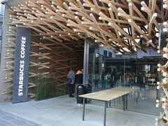 参道にある芸術的なスタバ